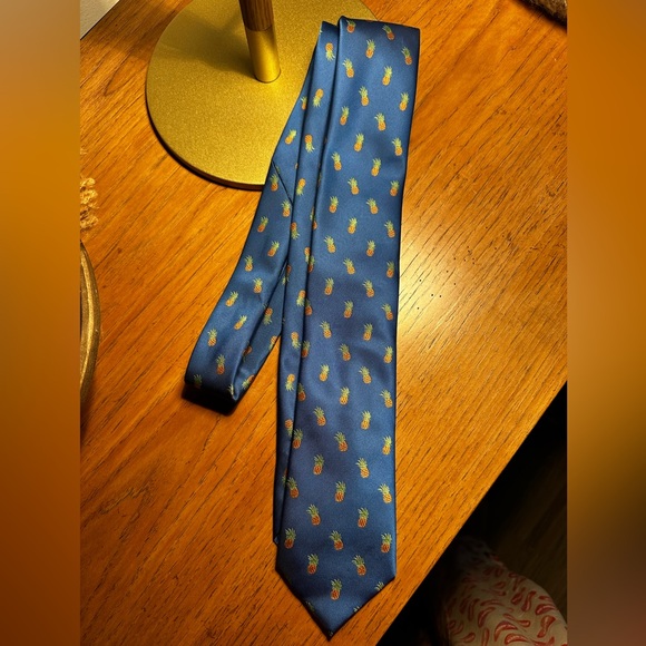Pineapple tie CHAPS like new used once - Picture 1 of 9
